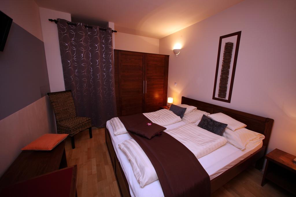Landhaus Klambauer Ferienapartments Thermennaehe St Martins Therme Frauenkirchen Exterior foto